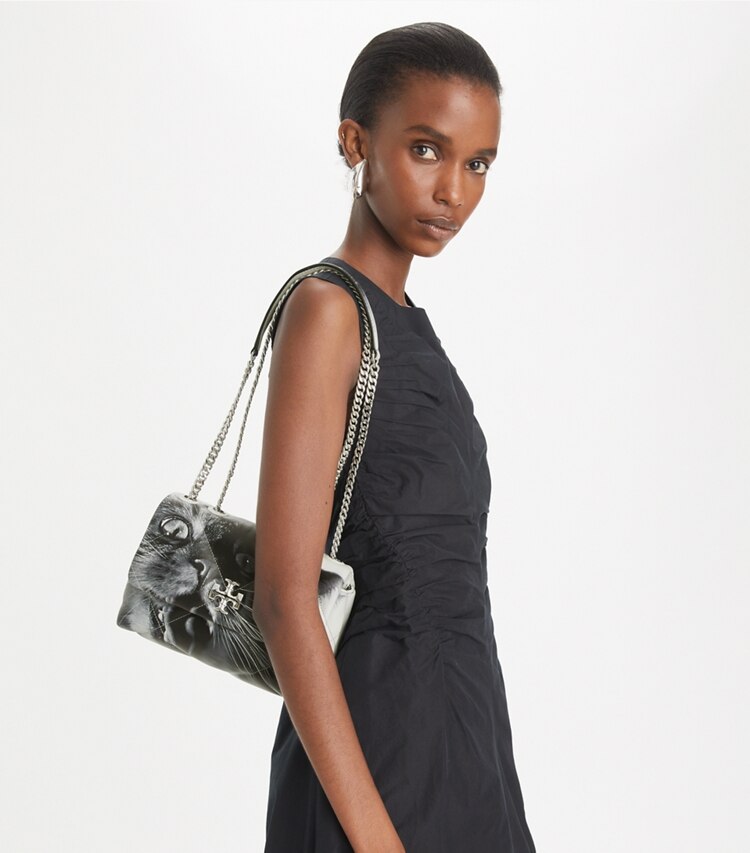 Tory Burch designer ショルダーバッグ キラ ダイヤモンドキルト キャットプリント コンバーチブル スモールショルダーバッグ in Gray CAT PORTRAIT accessory on model