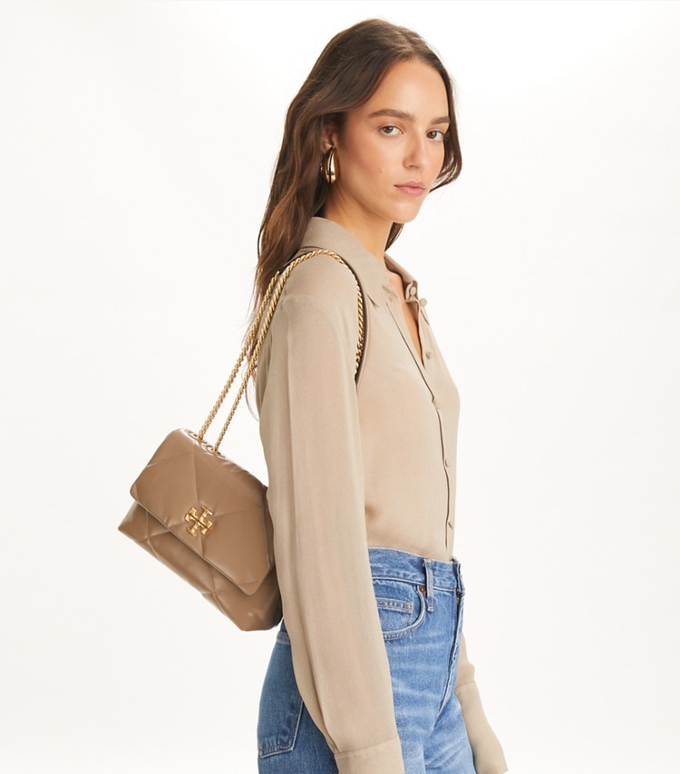Tory Burch designer ショルダーバッグ キラ ダイヤモンドキルト コンバーチブル スモールショルダーバッグ in Taupe Oak accessory on model