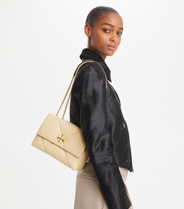 Tory Burch designer ショルダーバッグ キラ ダイヤモンドキルト コンバーチブル スモールショルダーバッグ in Vanilla Soft Serve accessory on model