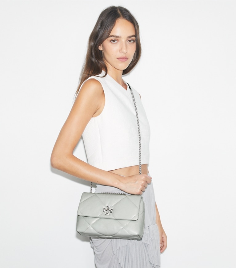 Tory Burch designer ショルダーバッグ キラ ダイヤモンドキルト コンバーチブル スモールショルダーバッグ in Light Titanium angle