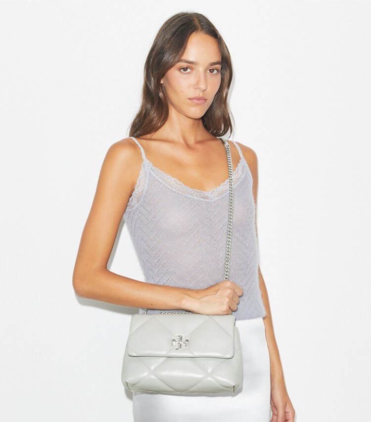 Tory Burch designer ショルダーバッグ キラ ダイヤモンドキルト コンバーチブル スモールショルダーバッグ in Gray additional on model