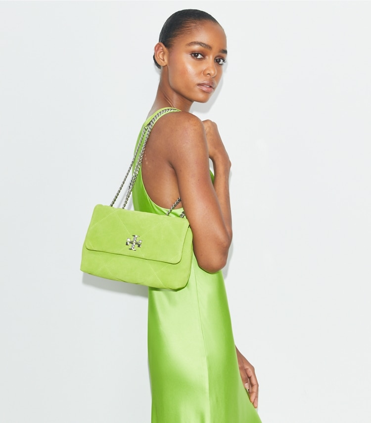 Tory Burch designer ショルダーバッグ キラ ダイヤモンドキルト スエード スモールショルダーバッグ in Bitter Lime additional on model