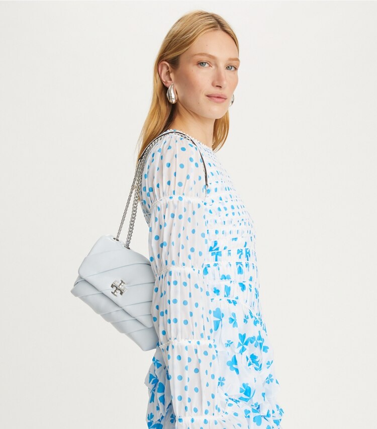 Tory Burch designer ショルダーバッグ キラ プリーツ コンバーチブル スモールショルダーバッグ in Ice Blue accessory on model