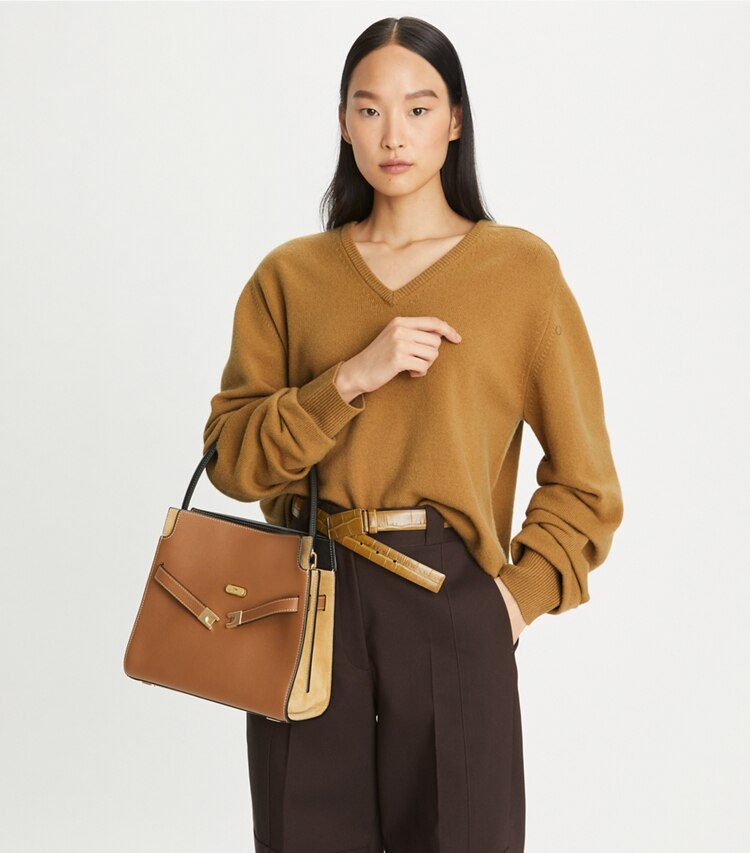 Tory Burch designer サッチェルバッグ リー ラジウィル ペブルド スモール ダブルバッグ  in Tiger's Eye accessory on model