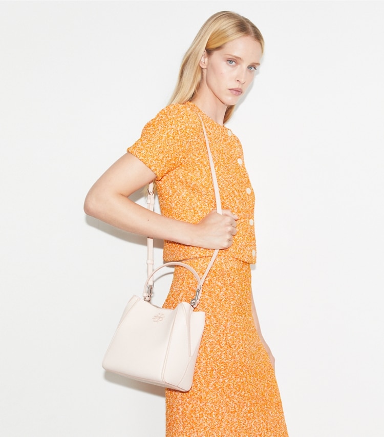 Tory Burch designer クロスボディバッグ マックグロー スモールバケットバッグ in Soft Pink accessory on model