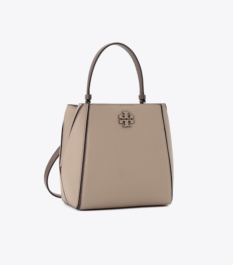 Tory Burch designer クロスボディバッグ マックグロー スモールバケットバッグ in Soft Cement / Wild Mushroom angle