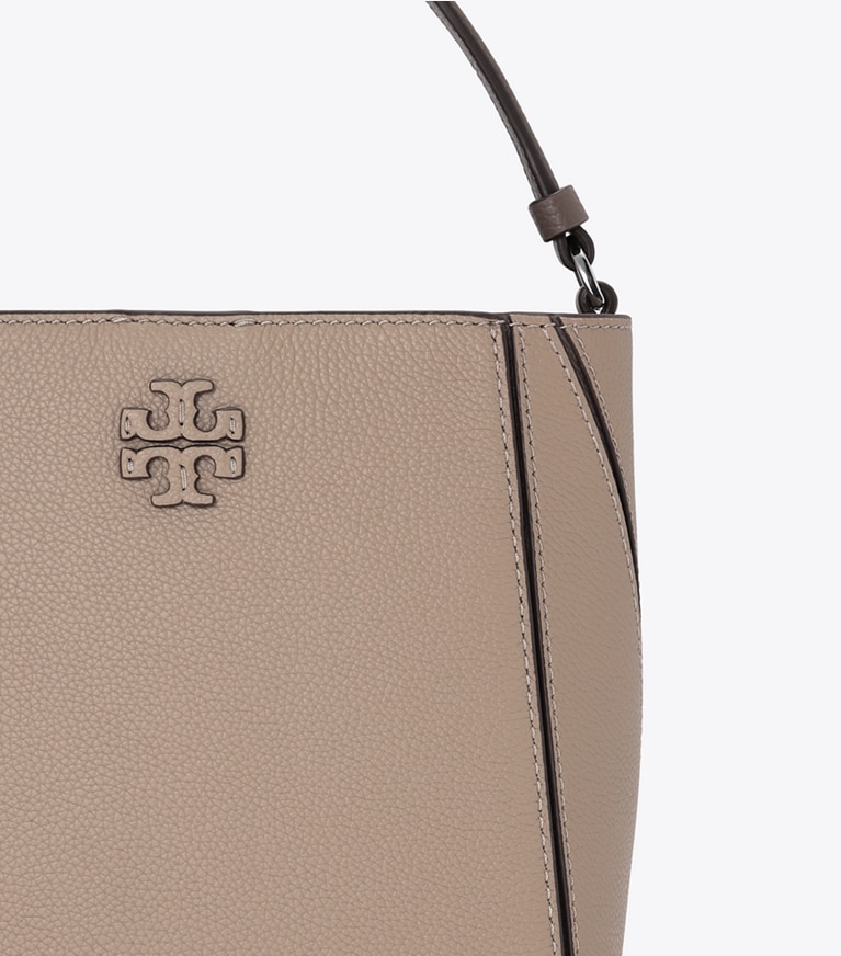 Tory Burch designer クロスボディバッグ マックグロー スモールバケットバッグ in Soft Cement / Wild Mushroom ディテール
