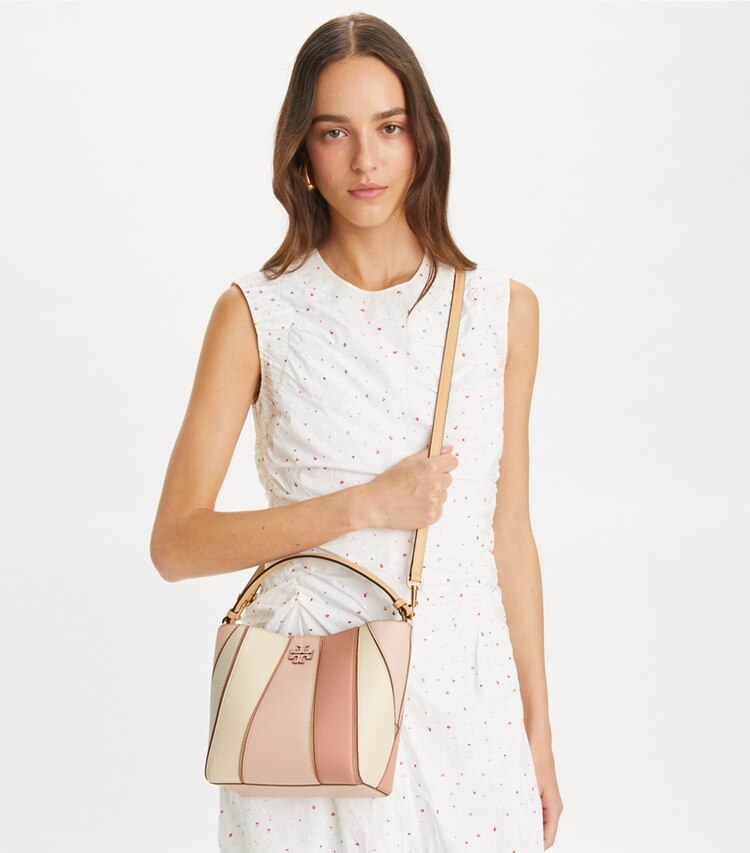 Tory Burch designer クロスボディバッグ マックグロー カラーブロック スモールバケットバッグ in Blush Multi accessory on model