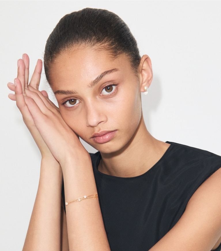 Tory Burch designer イヤリング&ピアス ムーンダンス スモール スタッドピアス in Tory Silver / Cream accessory on model