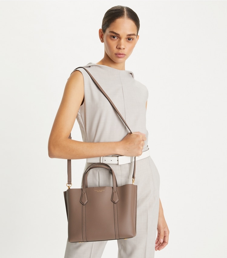 Tory Burch designer トートバッグ ペリー スモール トリプルコンパートメント トート in CLAM SHELL accessory on model