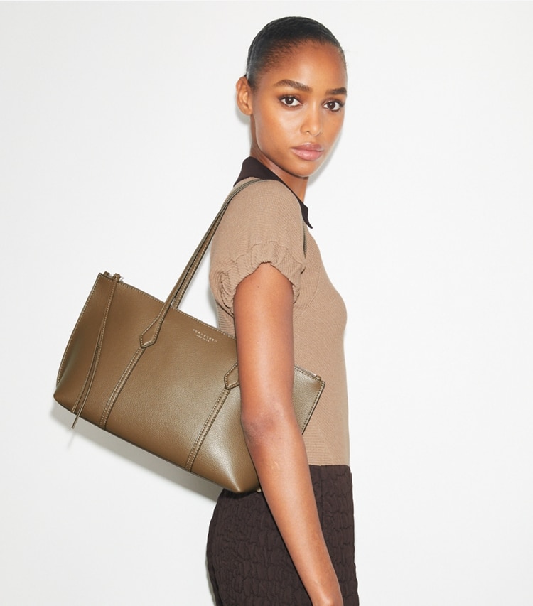Tory Burch designer トートバッグ ペリー スモール ジップトートバッグ in Wild Mushroom accessory on model