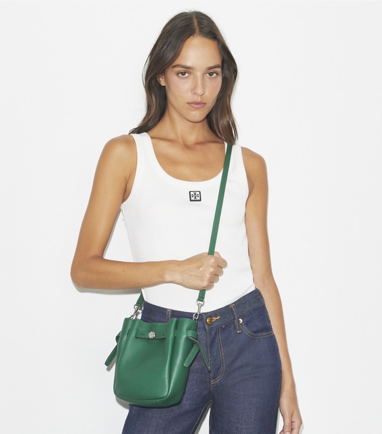 Tory Burch designer クロスボディバッグ ロミー スモールクロスボディバッグ in Dark Kale accessory on model