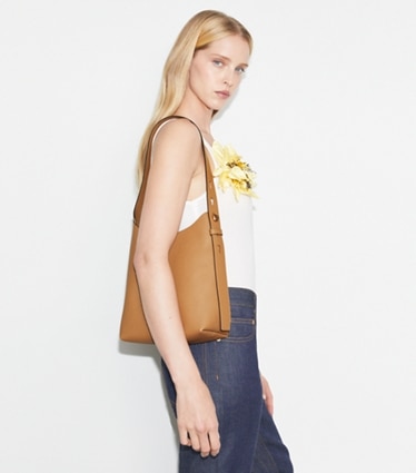 Tory Burch designer ホーボーバッグ ロミー スモール ホーボーバッグ in Tiramisu accessory on model