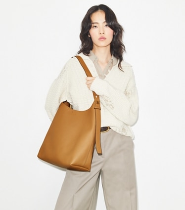 Tory Burch designer ホーボーバッグ ロミー スモール ホーボーバッグ in Tiramisu accessory on model