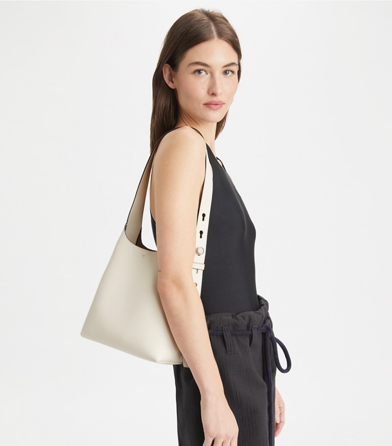 Tory Burch designer ホーボーバッグ ロミー スモール ホーボーバッグ in Light Cream angle
