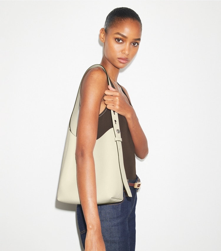Tory Burch designer ホーボーバッグ ロミー スモール ホーボーバッグ in Light Cream accessory on model