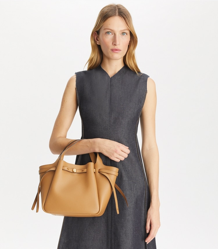 Tory Burch designer トートバッグ ロミー スモールトートバッグ in Tiramisu accessory on model