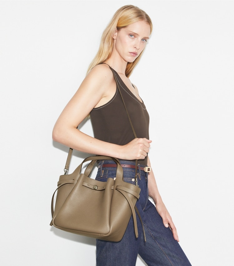 Tory Burch designer トートバッグ ロミー スモールトートバッグ in Wild Mushroom accessory on model