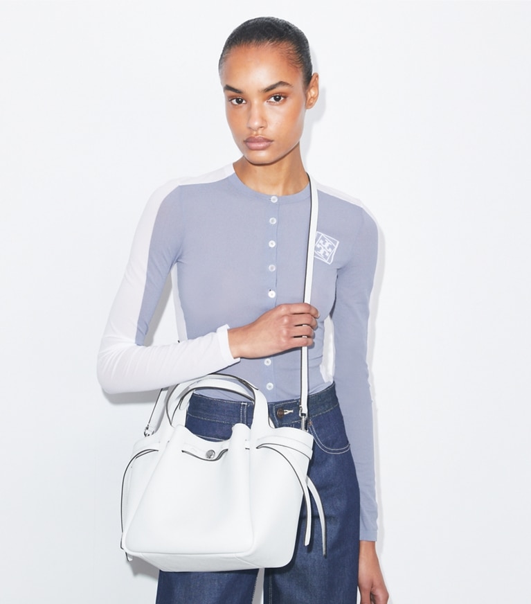 Tory Burch designer トートバッグ ロミー スモールトートバッグ in Butterfly Blue accessory on model