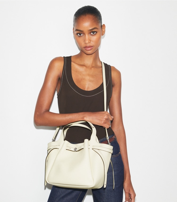 Tory Burch designer トートバッグ ロミー スモールトートバッグ in Light Cream accessory on model