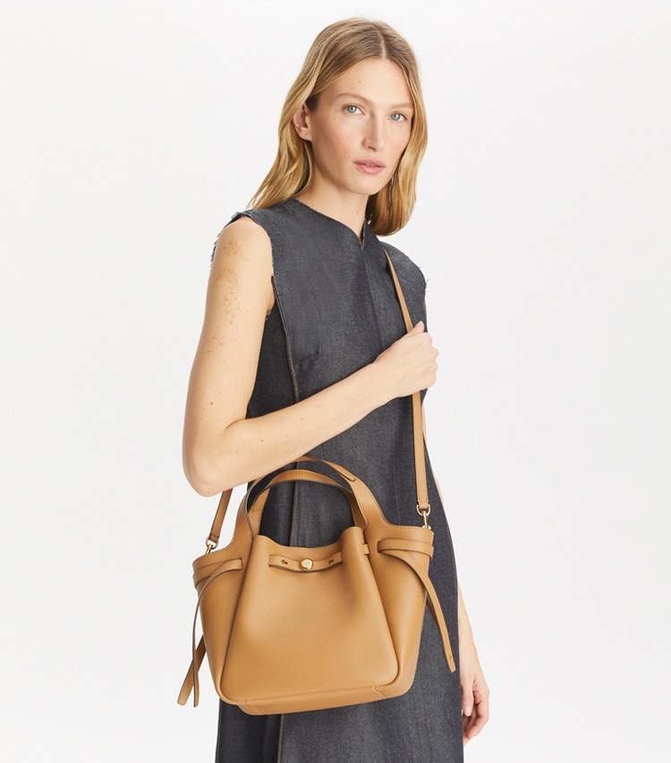 Tory Burch designer トートバッグ ロミー スモールトートバッグ in Tiramisu additional on model
