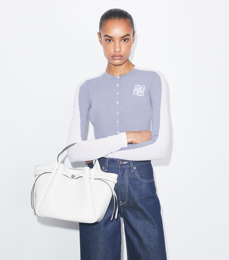 Tory Burch designer トートバッグ ロミー スモールトートバッグ in Butterfly Blue additional on model