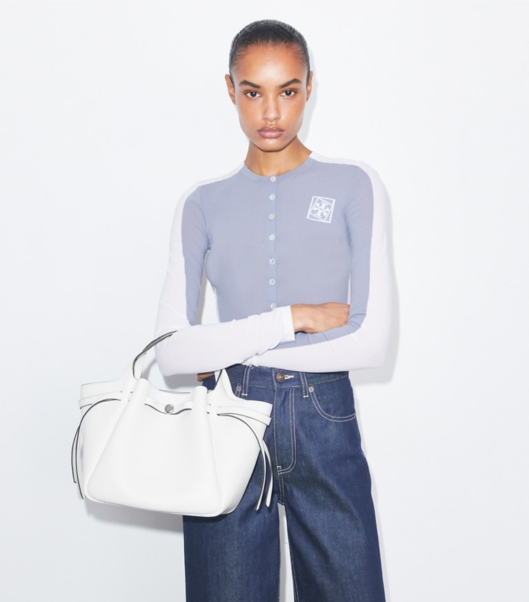 Tory Burch designer トートバッグ ロミー スモールトートバッグ in Butterfly Blue additional on model