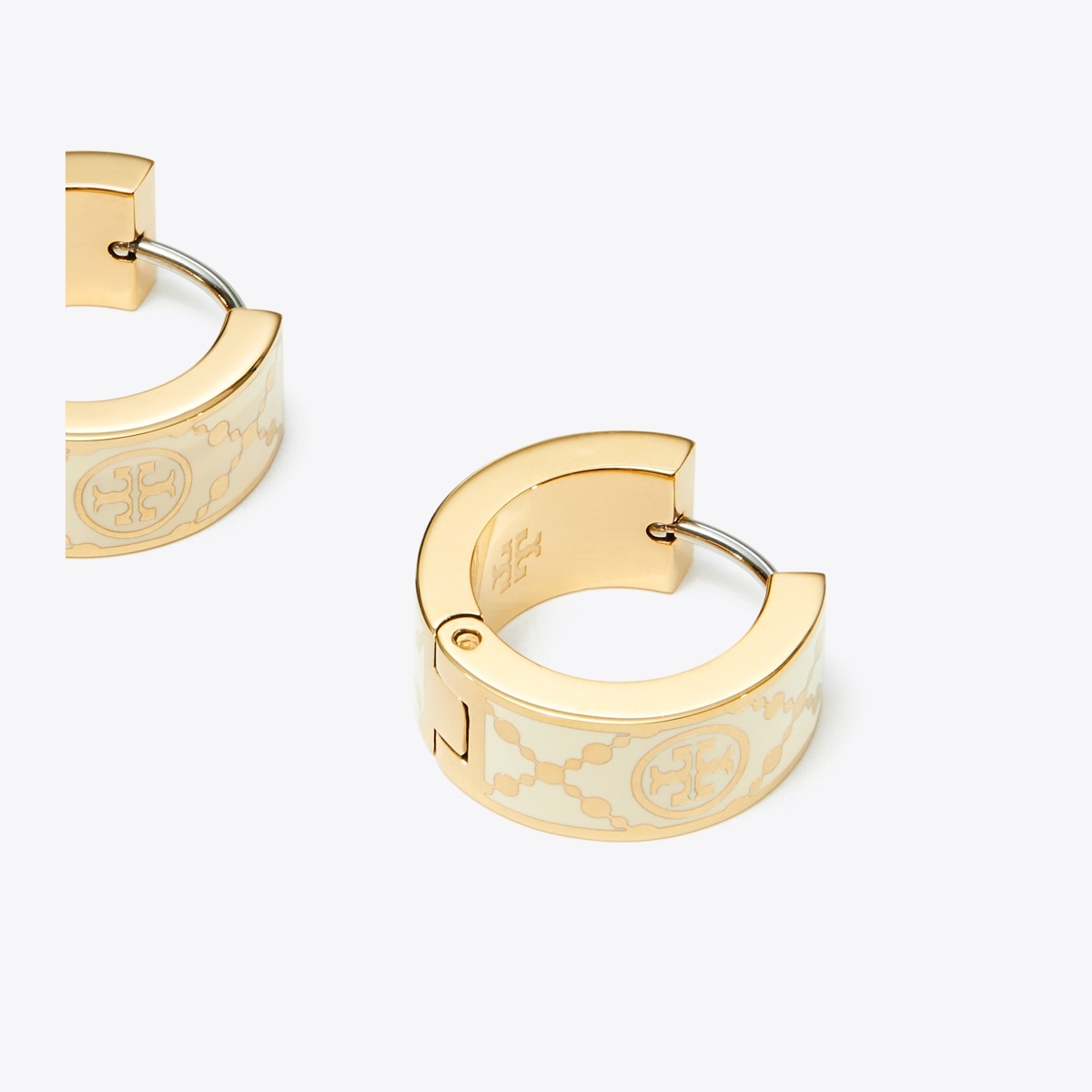 ピアス TORY BURCH Two-Tone l T Monogram Earrings Tory Burch Two-tone metal t monogram earrings | The Fashion