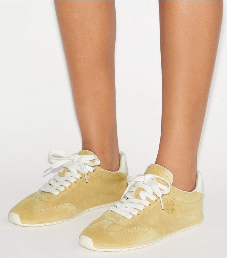 Tory Burch designer sneakers Sneaker Field in PRALINE / BLANC accessory on model