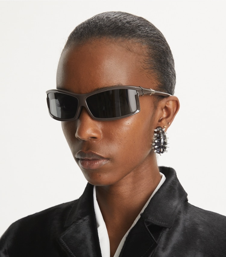 Tory Burch designer イヤリング＆ピアス スパイク ウェーブ イヤリング in Light Silver / Gray accessory on model