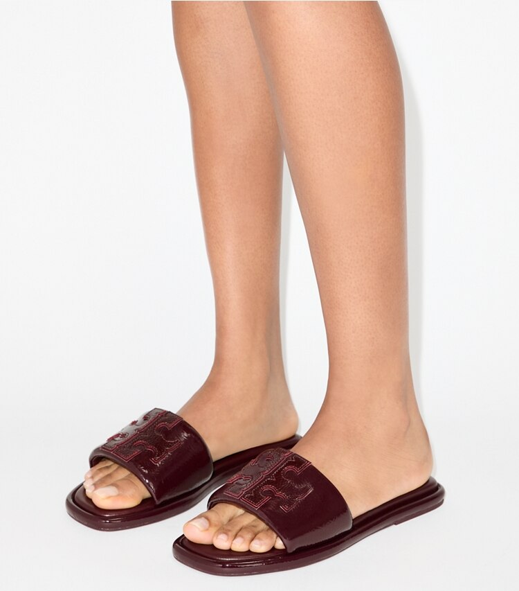Tory Burch designer sandalen Sportslide mit Doppel-T in DARK CARMINE accessory on model