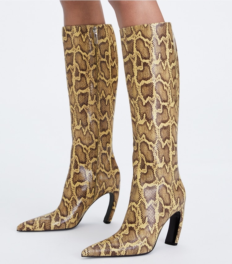 Tory Burch designer stivale Stivale alto in pelle a rilievo con effetto serpente in MIMOSA additional on model