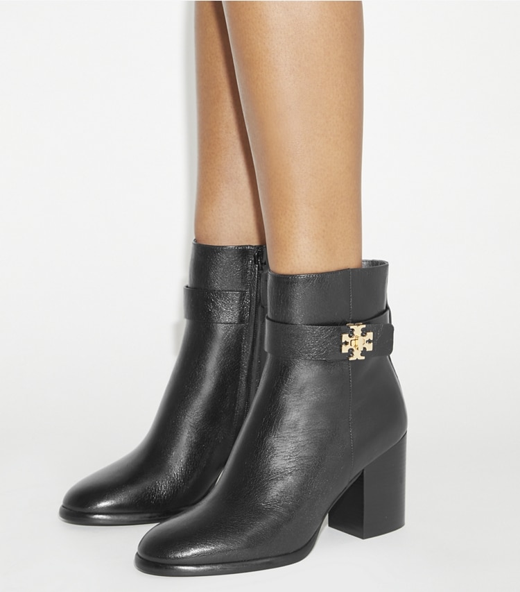Tory Burch designer stivaletti Stivaletto alla caviglia con tacco T Lock in PERFECT BLACK accessory on model