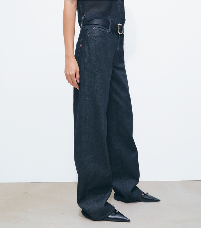 Tory Burch designer ボトムス ストレート レッグ ジーンズ in Rinse Wash Black Denim on model detail