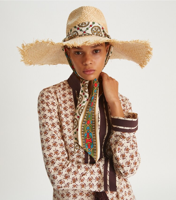 https://s7.toryburch.com/is/image/ToryBurch/style/straw-hat-with-tie-accessory-on-model.TB_116304_286_20220316_OMACC.pdp-750x853.jpg