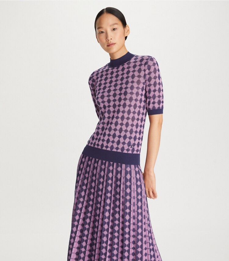 Tory Burch designer strickware Strickpullover mit Jacquardmuster und Stehkragen in Tory Navy / Dark Wild Peony on model detail