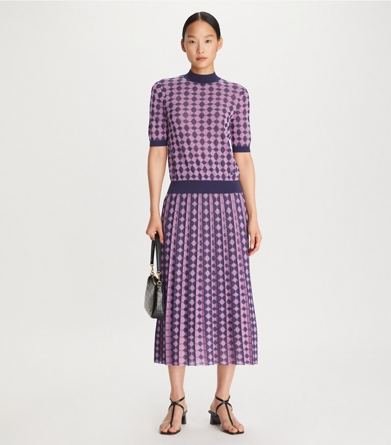 Tory Burch designer strickware Strickpullover mit Jacquardmuster und Stehkragen in Tory Navy / Dark Wild Peony modell von vorn