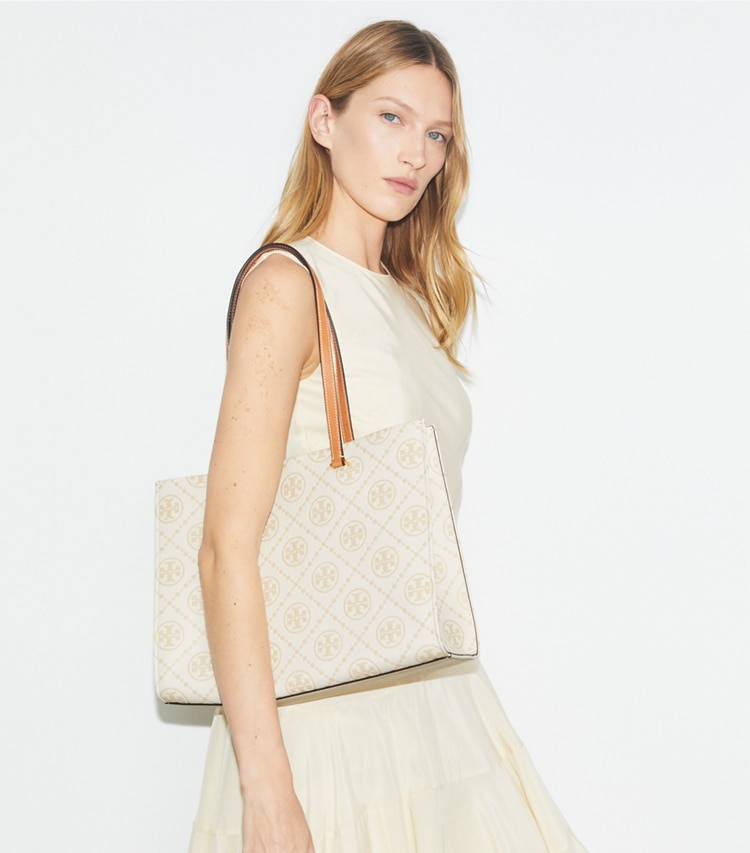 Tory Burch designer tote bags Strukturierte Tote Bag mit T-Monogramm in Biscotti accessory on model