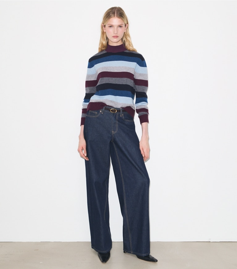 Tory Burch diseñador suéteres Suéter de cuello alto de lana merino en LOGANBERRY MULTICOLOR STRIPE adicional en modelo