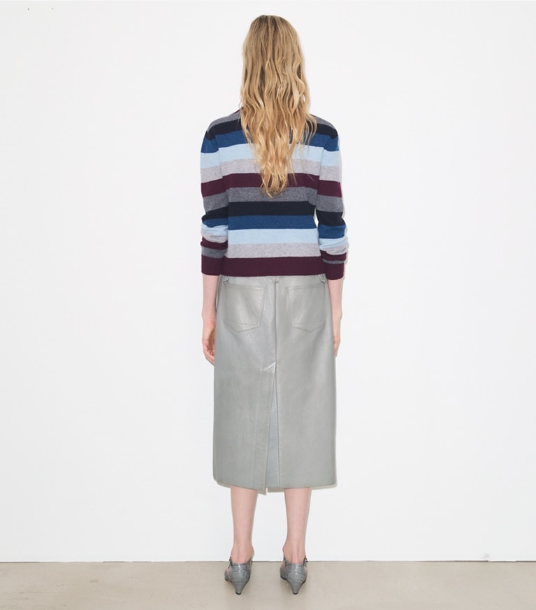 Tory Burch diseñador suéteres Suéter de cuello alto de lana merino en LOGANBERRY MULTICOLOR STRIPE parte posterior en modelo