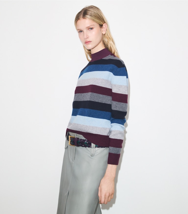 Tory Burch diseñador suéteres Suéter de cuello alto de lana merino en LOGANBERRY MULTICOLOR STRIPE detalle en modelo