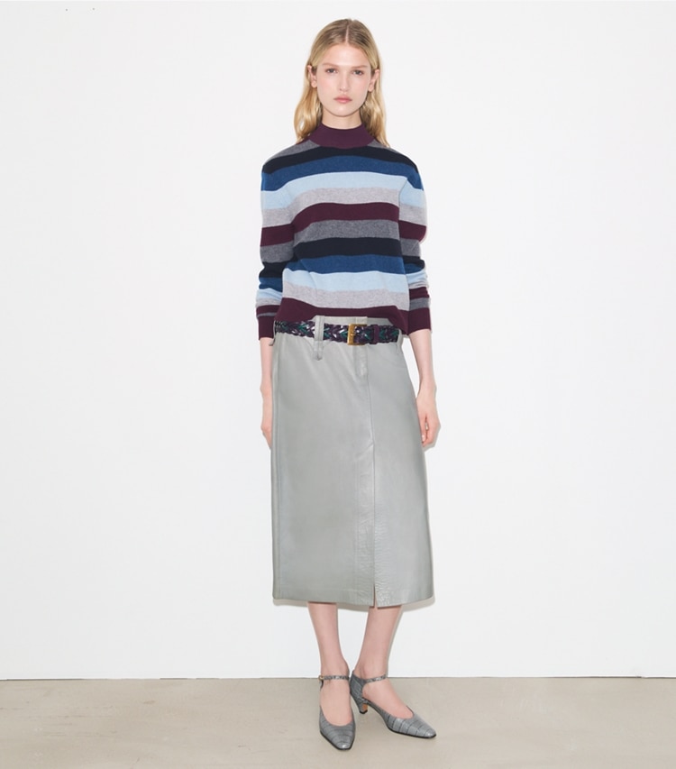 Tory Burch diseñador suéteres Suéter de cuello alto de lana merino en LOGANBERRY MULTICOLOR STRIPE frente en modelo