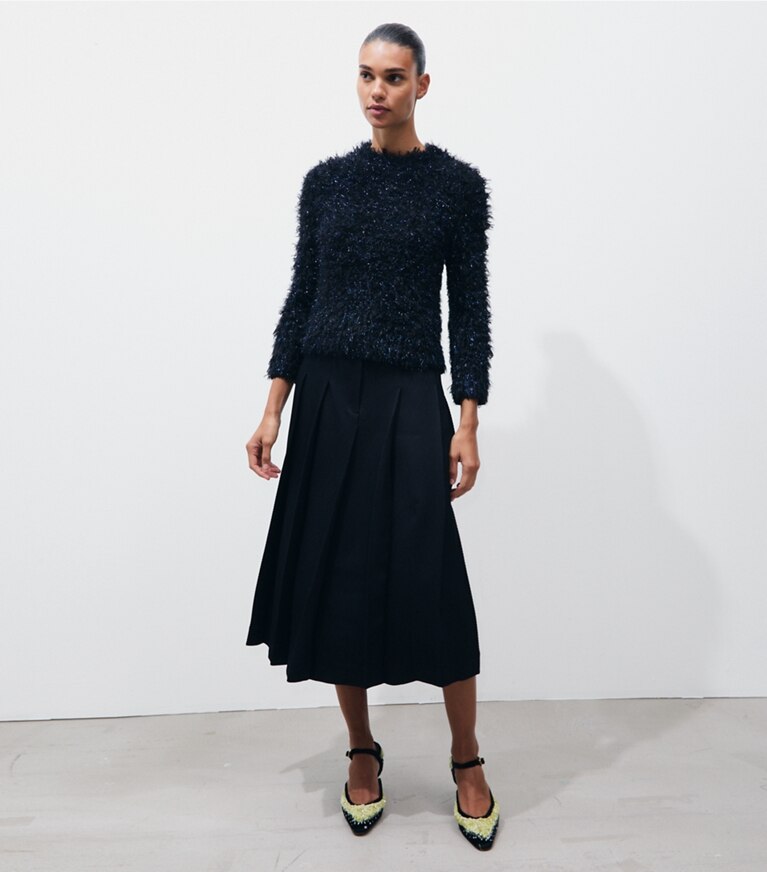 Tory Burch diseñador jerséis Suéter de cuello alto falso Tinsel en BLACK / Black Navy Iridescent frente en modelo