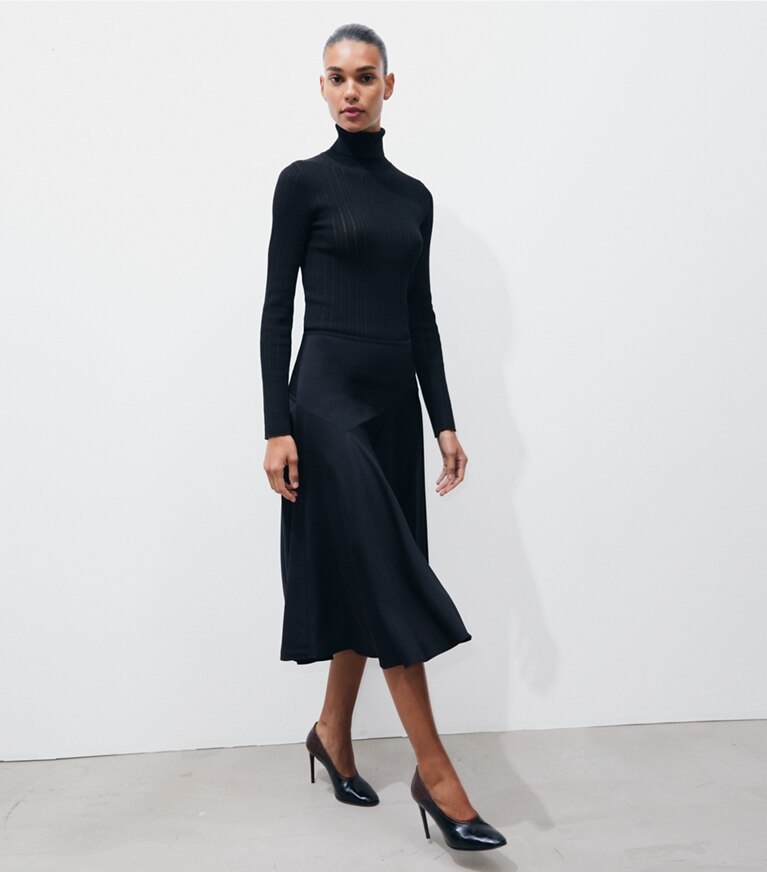 Tory Burch diseñador jerséis Suéter de cuello de tortuga acanalado de algodón y lino en BLACK adicional en modelo