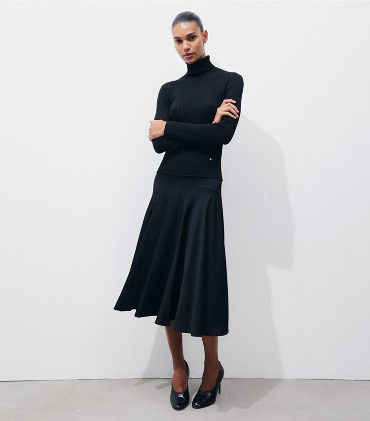 Tory Burch diseñador jerséis Suéter de cuello de tortuga acanalado de algodón y lino en BLACK frente en modelo