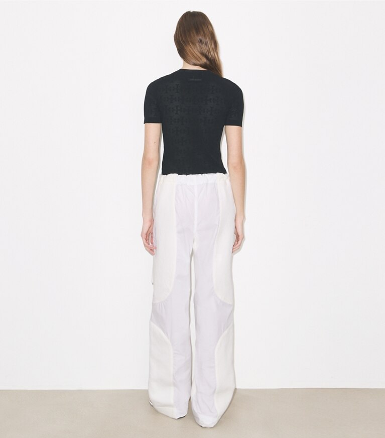 Tory Burch diseñador suéteres Suéter de jacquard con monograma T en Black parte posterior en modelo