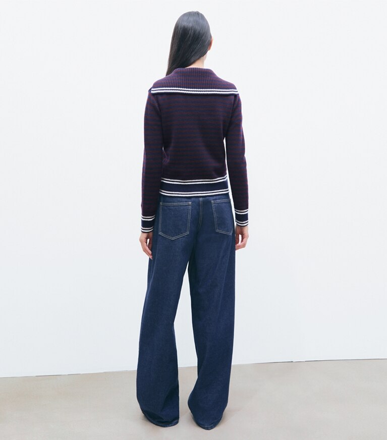 Tory Burch diseñador suéteres Suéter de lana con cuello a rayas en Navy / Dark Winterberry parte posterior en modelo