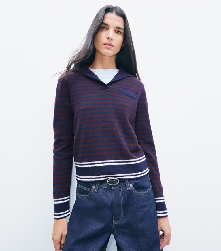 Tory Burch diseñador suéteres Suéter de lana con cuello a rayas en Navy / Dark Winterberry detalle en modelo