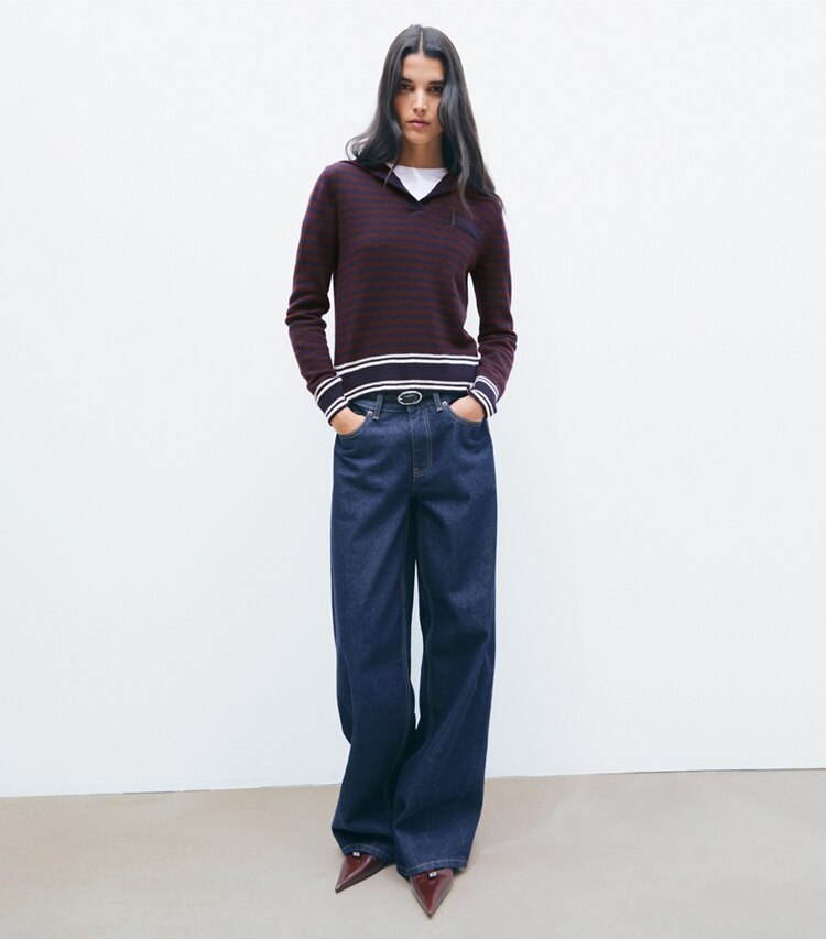 Tory Burch diseñador suéteres Suéter de lana con cuello a rayas en Navy / Dark Winterberry frente en modelo