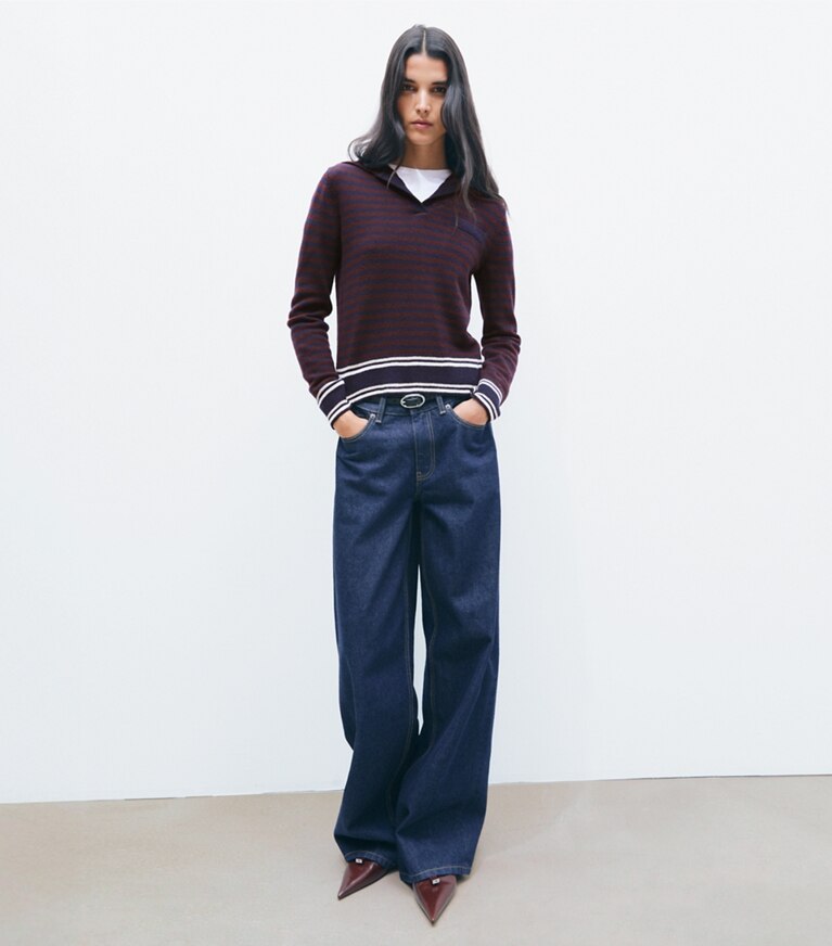 Tory Burch diseñador suéteres Suéter de lana con cuello a rayas en Navy / Dark Winterberry frente en modelo